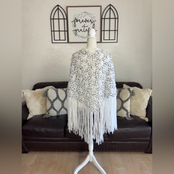 Beautiful Handmade White & Black Crochet Fringe Cover Shawl Floral One Size - Picture 3 of 10